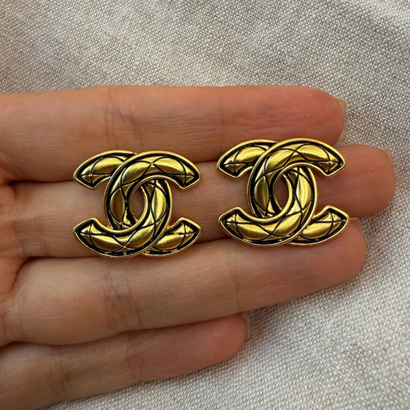💛Vintage Chanel Gold Quilted CC Logo Statement Earrings✨ - Picture 11 of 13